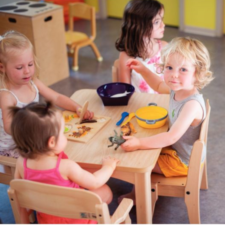 Enfants assis à une table petite enfance