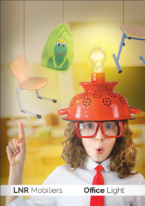 Première de couverture du catalogue : un enfant portant de grosses lunettes carrées rouge et faisant une grimace qui pointe son index vers le ciel. Comme s'il avait une idée. il porte sur sa tête une passoire retournée sur laquelle a été fixée une ampoule. Des meubles de classe (pouf, bureau et chaise) sont suspendus en l'air par un fil.